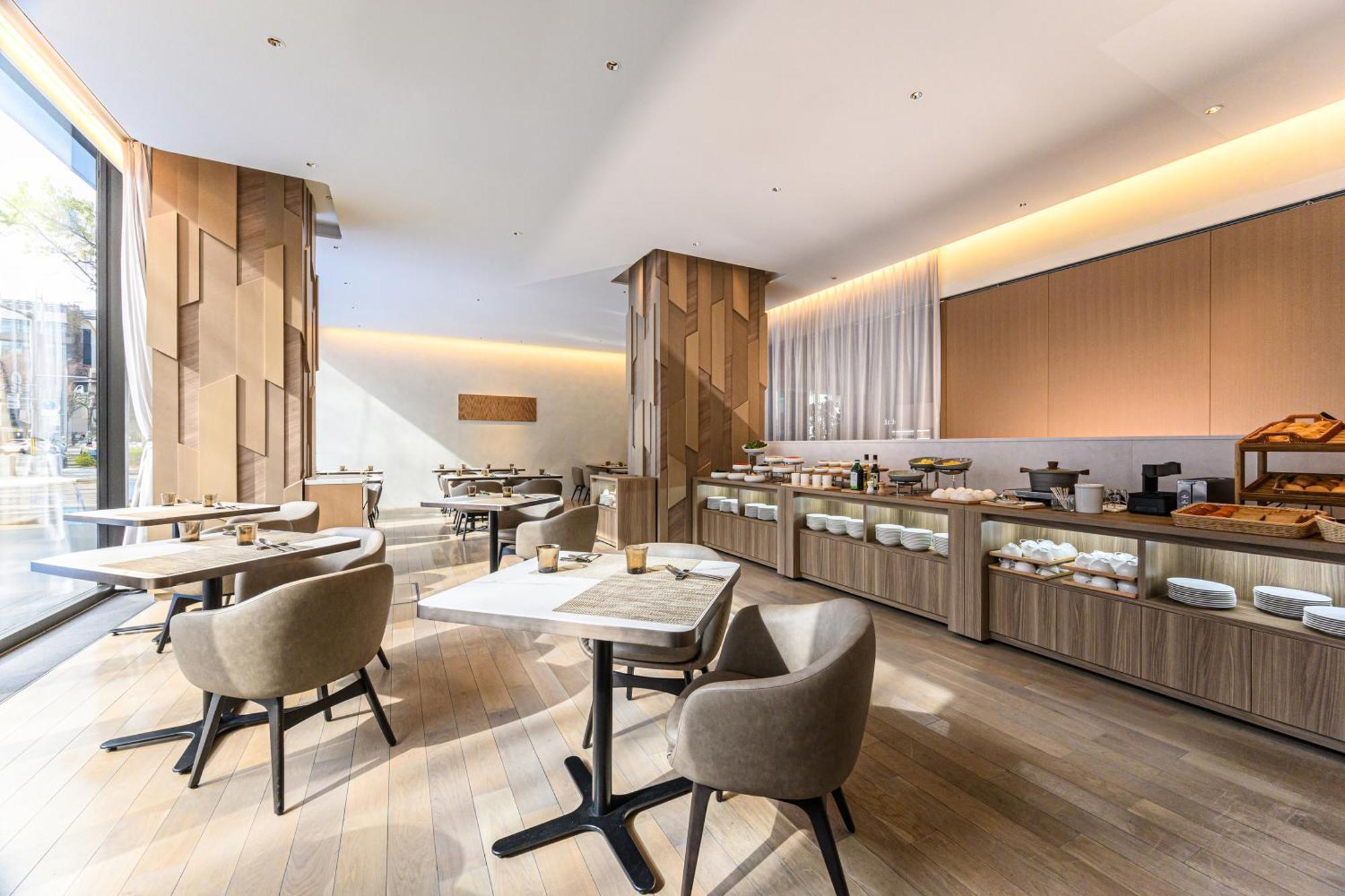 The Royal Park Hotel Iconic Kjóto Exteriér fotografie The Lounge at London Heathrow Airport
