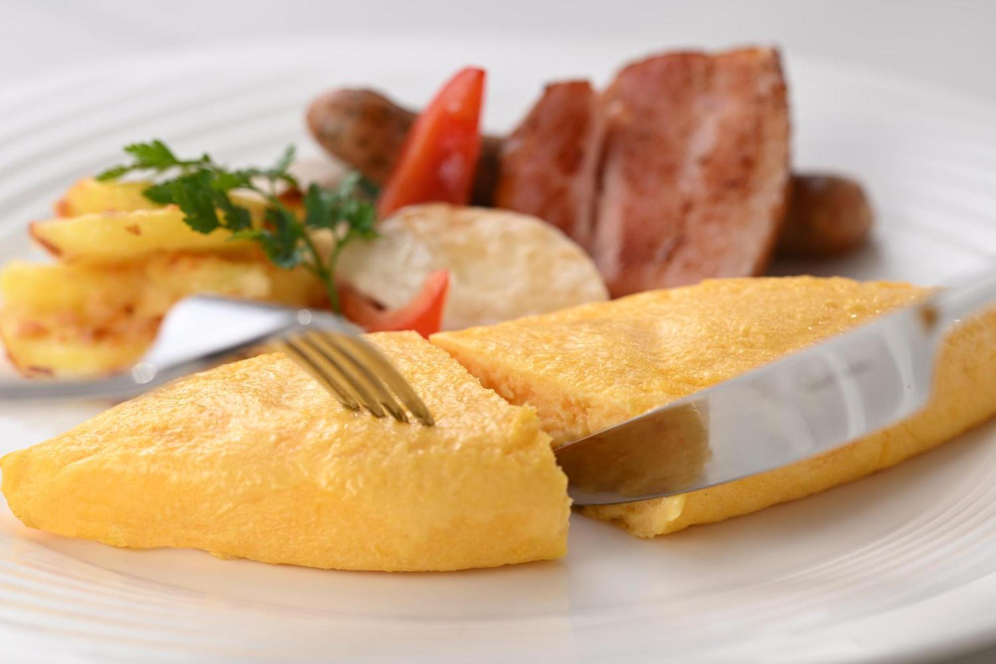 The Royal Park Hotel Iconic Kjóto Exteriér fotografie A potato omelette